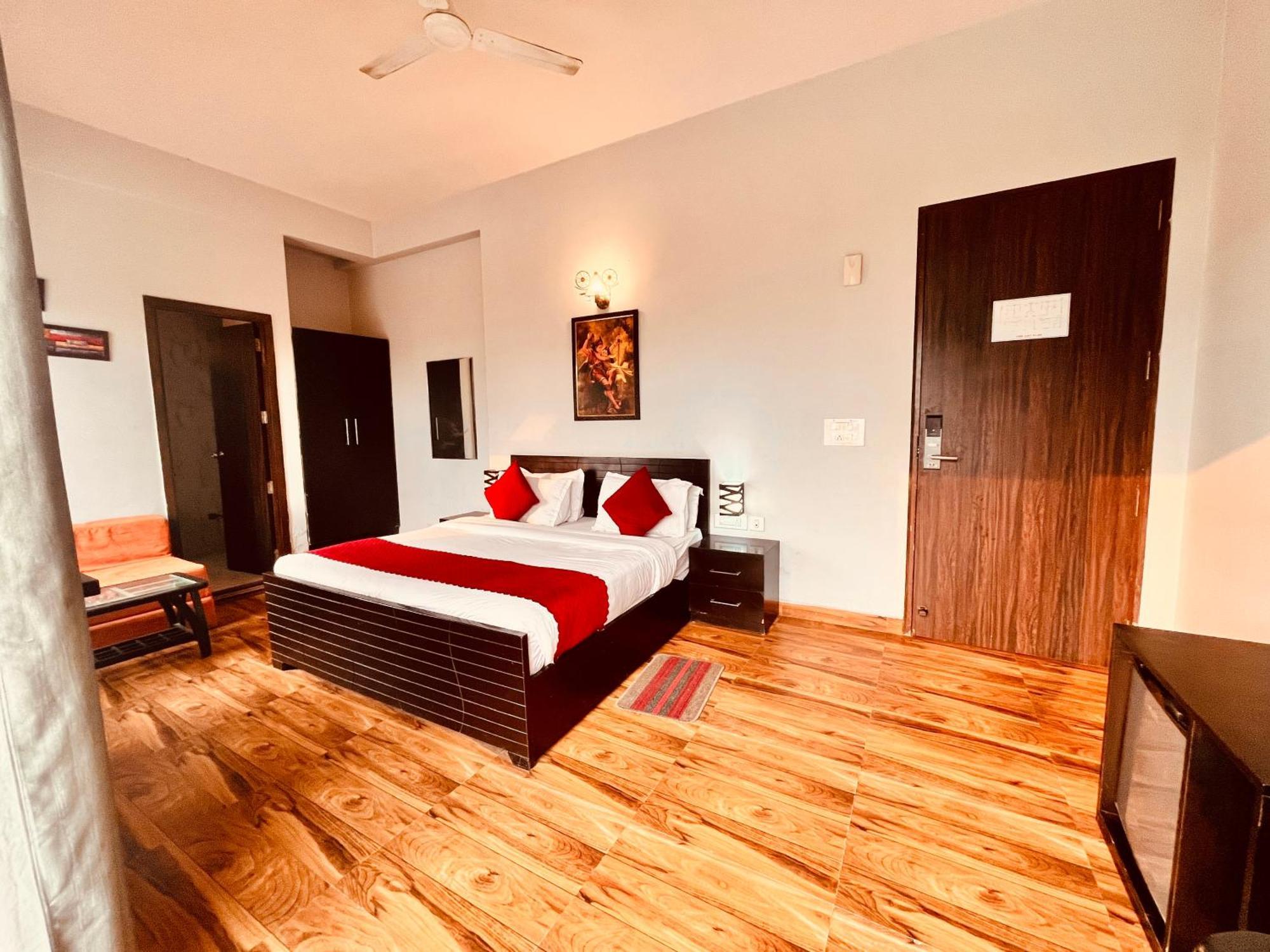 Pearl Grand Boutique Cottage In Omaxe Anandam Vrindavan - #Premium Ac Rooms With Balcony #Big Parking #Lift #Garden #Peaceful Area #Near Prem Mandir #Property Of The Year #Most Awarded エクステリア 写真