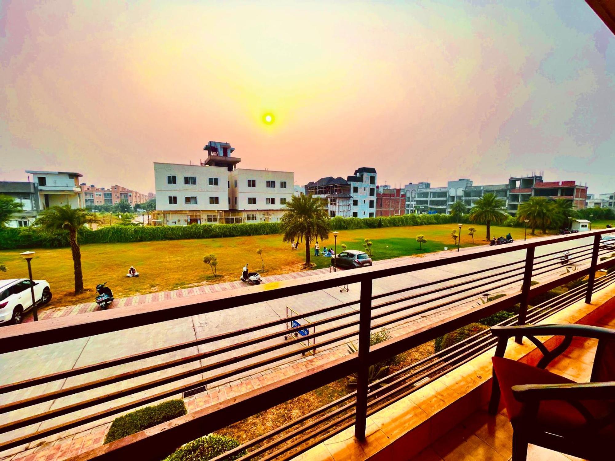 Pearl Grand Boutique Cottage In Omaxe Anandam Vrindavan - #Premium Ac Rooms With Balcony #Big Parking #Lift #Garden #Peaceful Area #Near Prem Mandir #Property Of The Year #Most Awarded エクステリア 写真