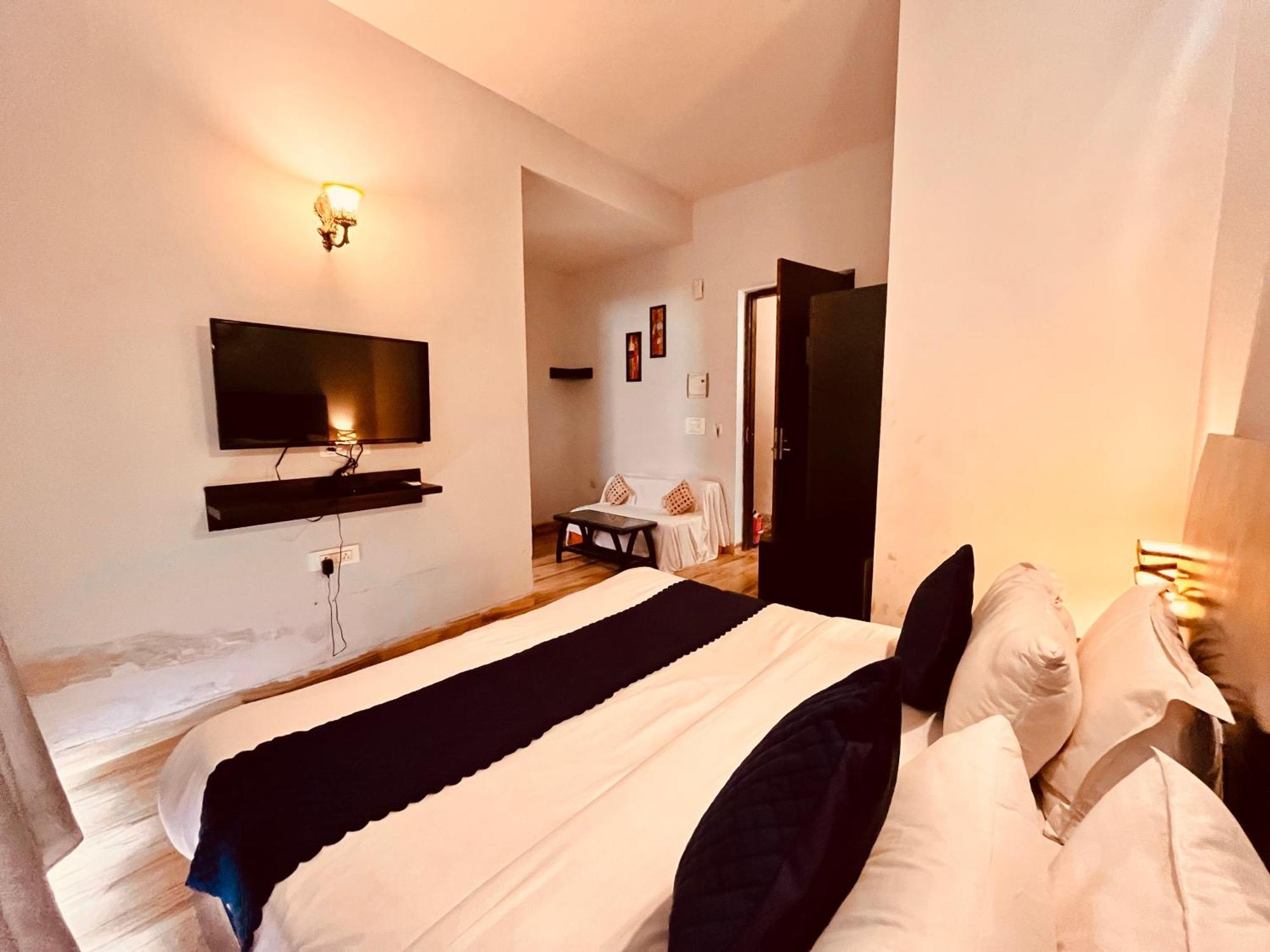 Pearl Grand Boutique Cottage In Omaxe Anandam Vrindavan - #Premium Ac Rooms With Balcony #Big Parking #Lift #Garden #Peaceful Area #Near Prem Mandir #Property Of The Year #Most Awarded エクステリア 写真